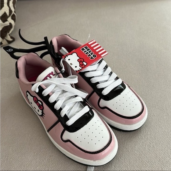 HELLO KITTY SANRIO SNEAKERS SIZE 6 NEW WITH TAG - Picture 10 of 11